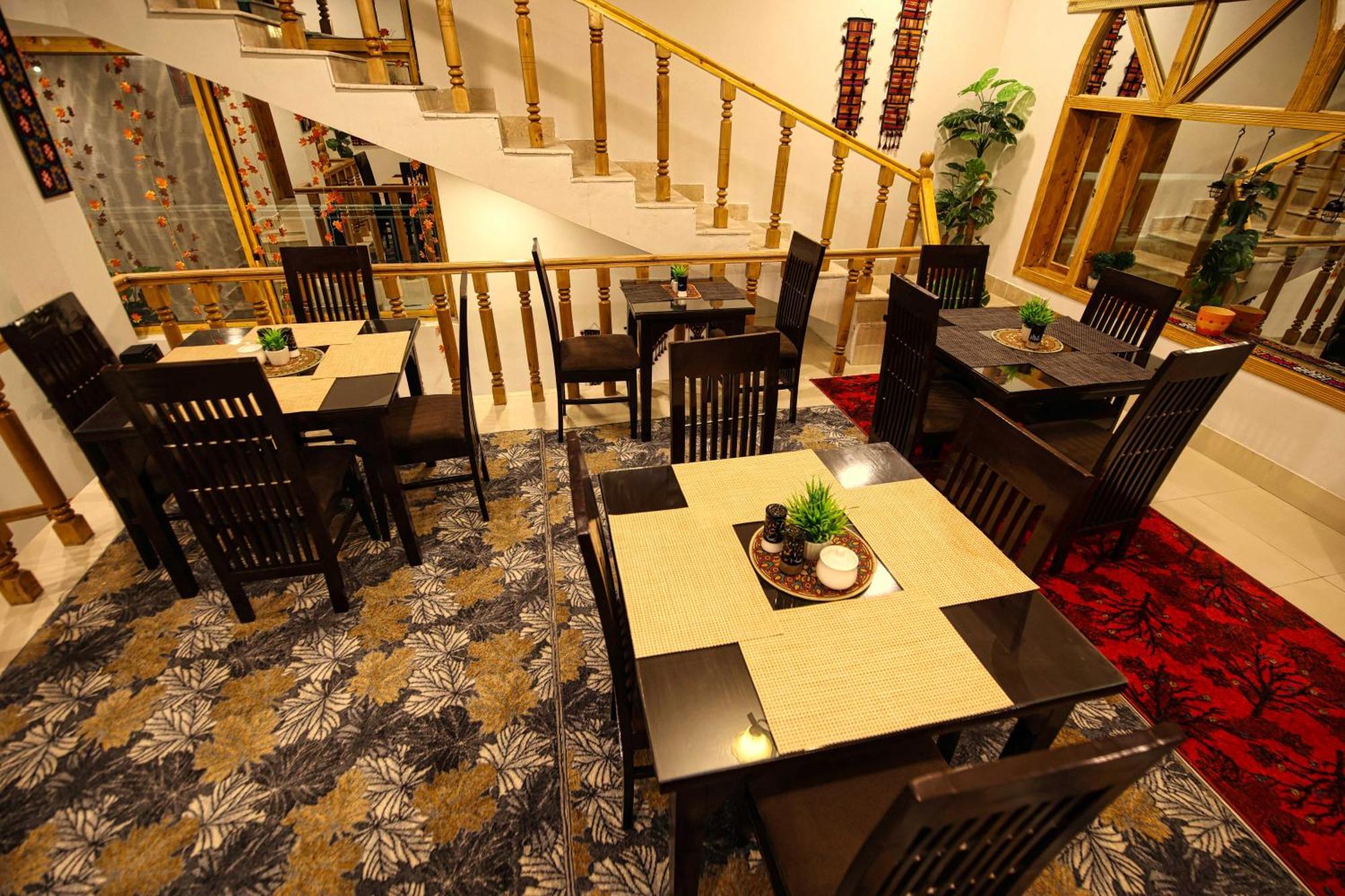 Oak Residency Hotel Гилджит Екстериор снимка