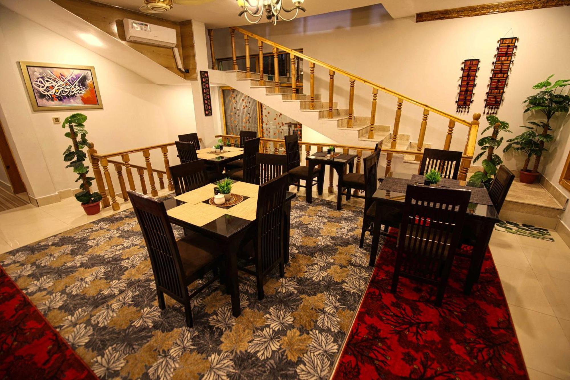 Oak Residency Hotel Гилджит Екстериор снимка