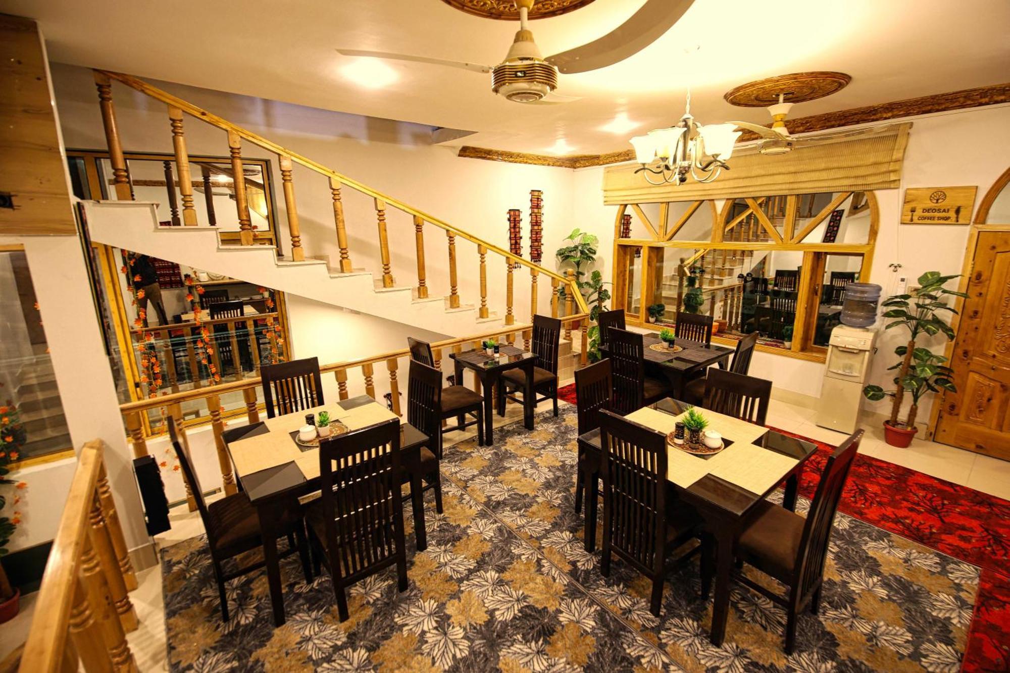Oak Residency Hotel Гилджит Екстериор снимка