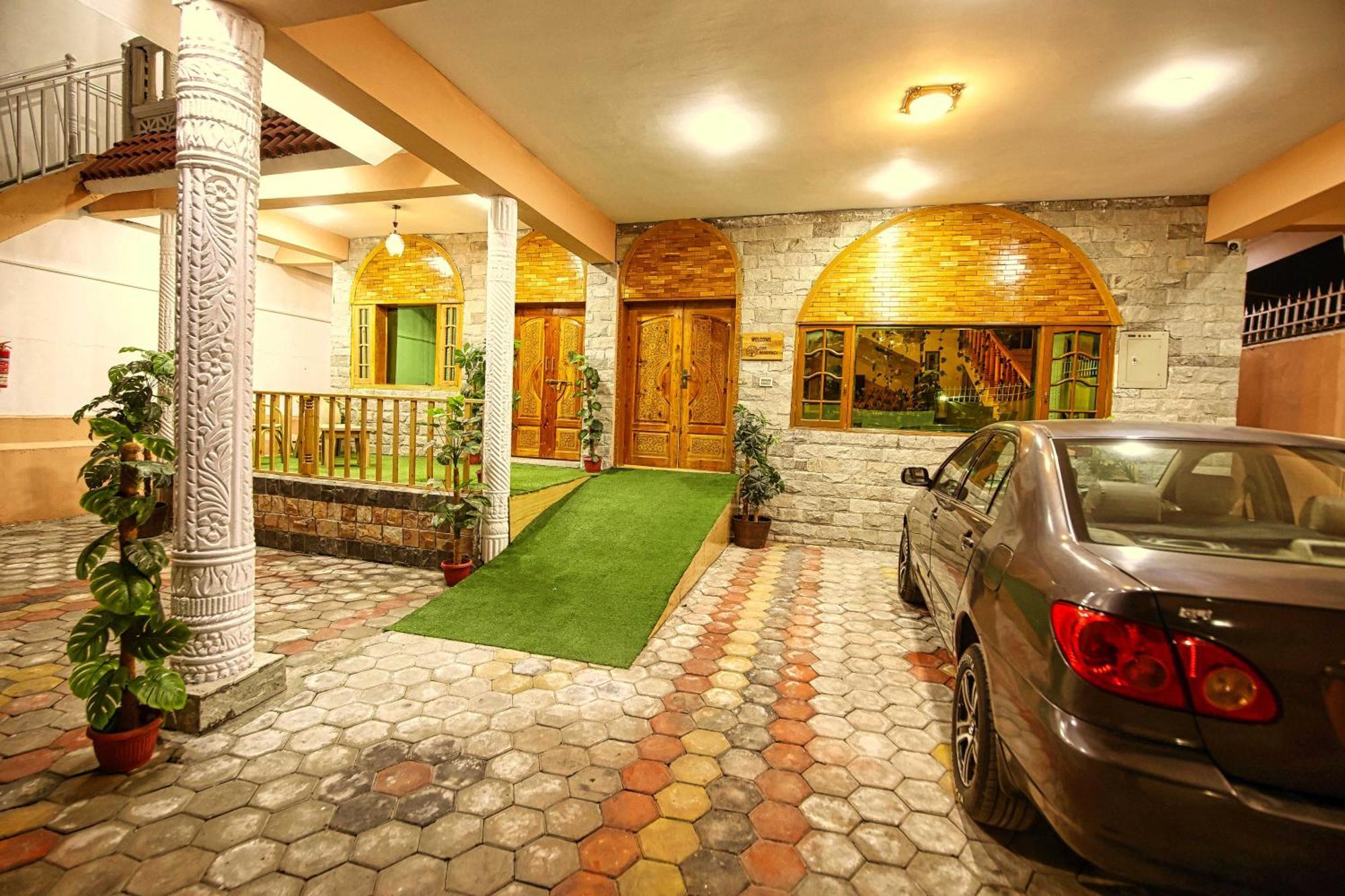 Oak Residency Hotel Гилджит Екстериор снимка