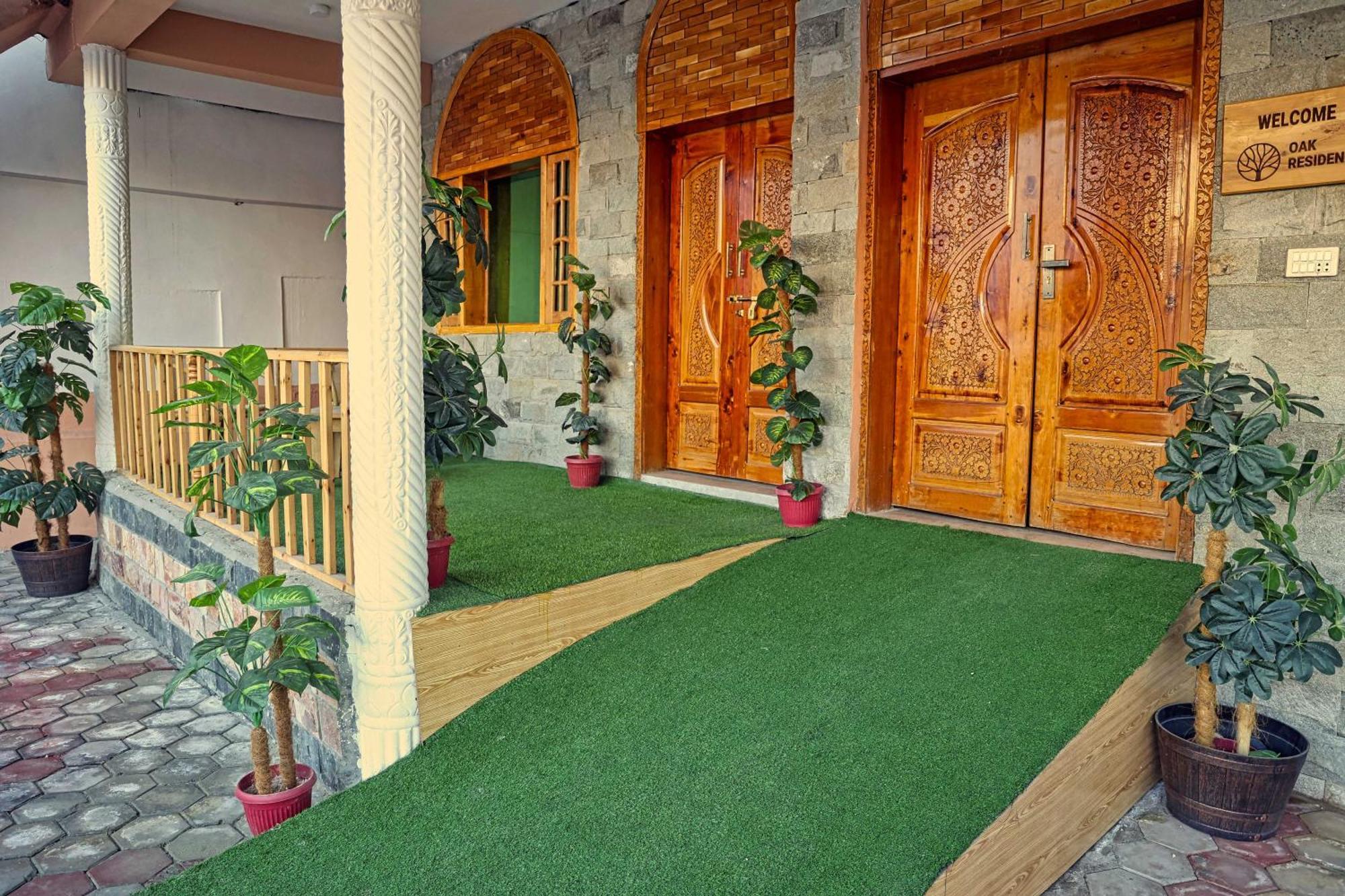 Oak Residency Hotel Гилджит Екстериор снимка